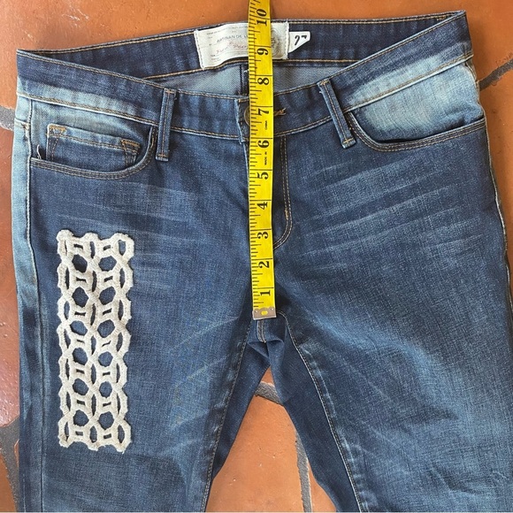 Free People Artisan De Luxe Womens Low Rise Jeans Sz 27 Embroidered Patch Denim - Picture 9 of 10
